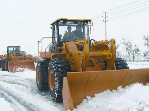 裝載機(jī)出租鏟雪作業(yè)